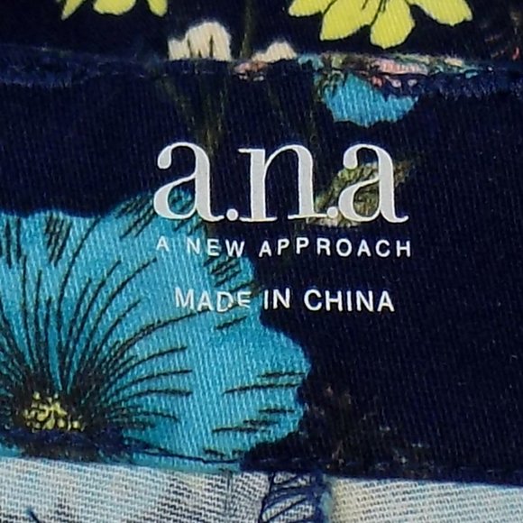 a.n.a. (A New Approach) Flowered Twill Shorts Size 14 - Picture 6 of 8
